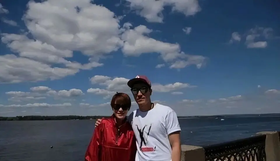 刘翔近况曝光，与妻子长期在国外旅游，靠终身合同吸金，远离网络喷子