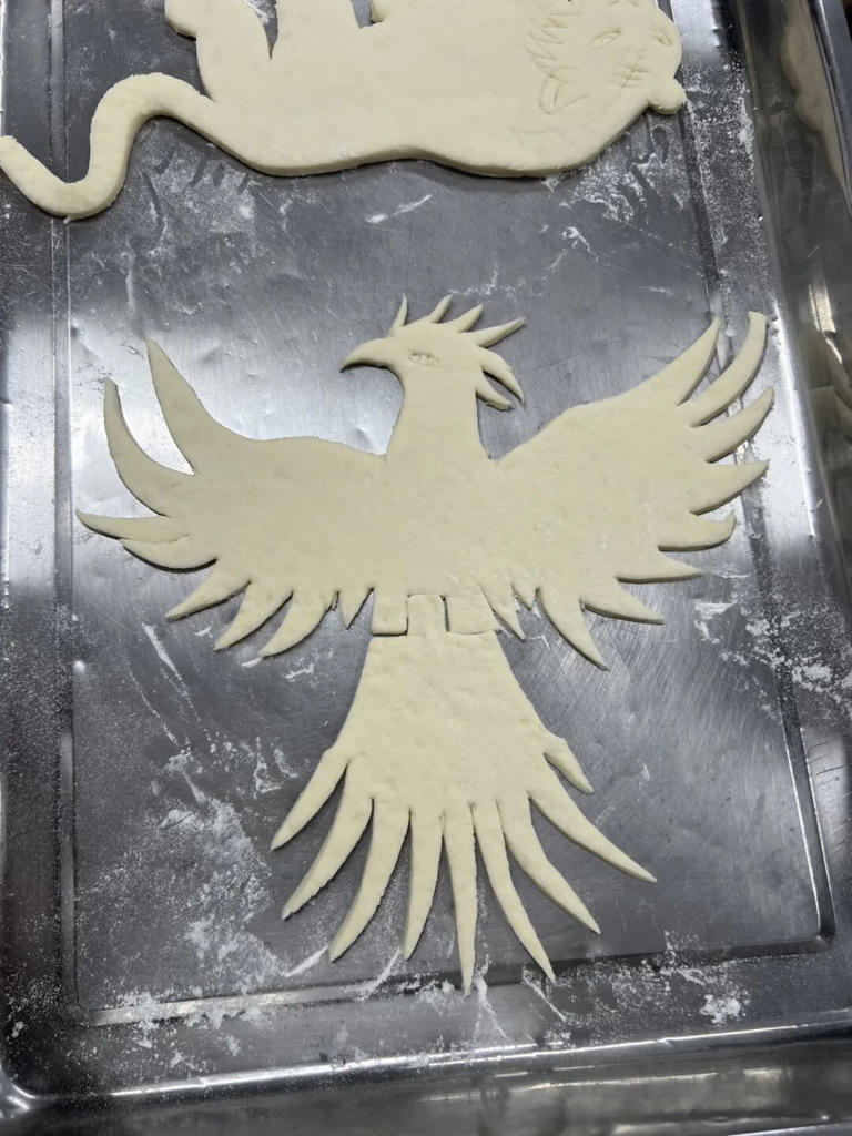 他为孩子们烤出“歼-35”烧饼，每个只卖1块钱！