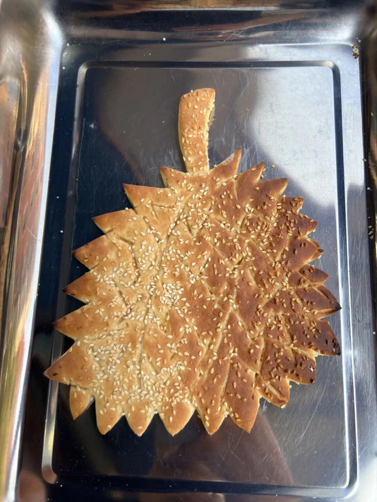 他为孩子们烤出“歼-35”烧饼，每个只卖1块钱！