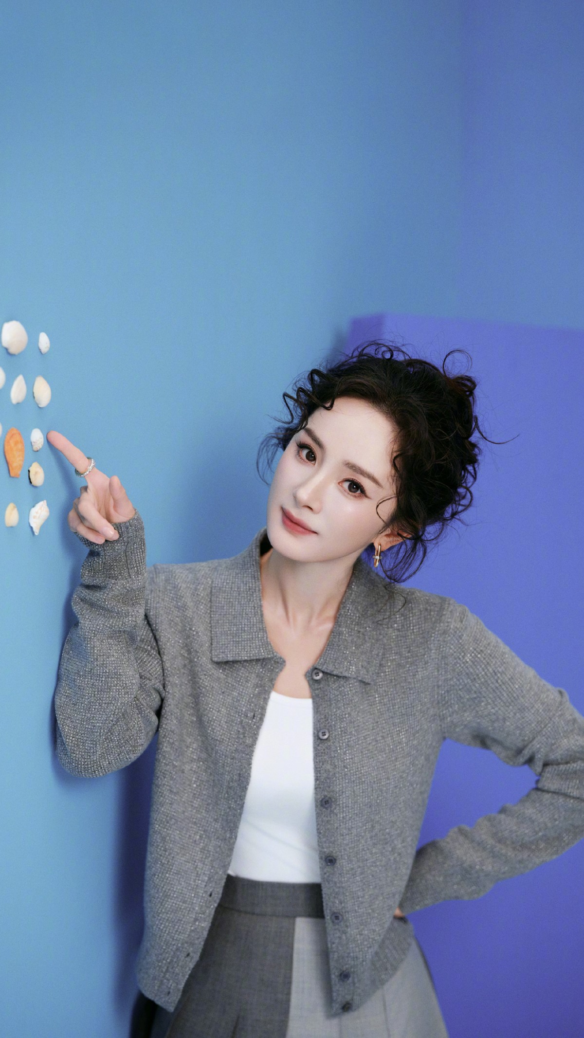 杨幂卷发灵动活泼