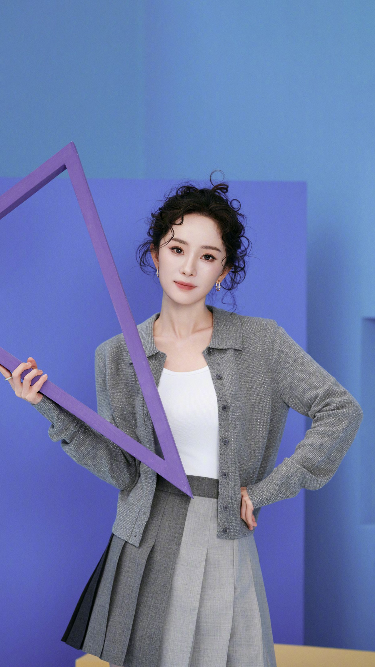 杨幂卷发灵动活泼