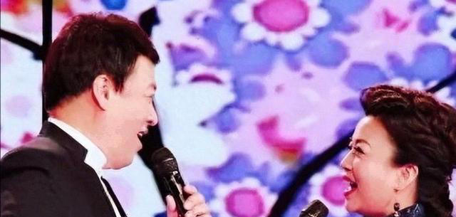 57岁张也，27次春晚传奇与八年深情，回应不婚的尖锐追问