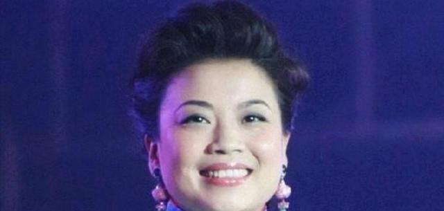 57岁张也，27次春晚传奇与八年深情，回应不婚的尖锐追问
