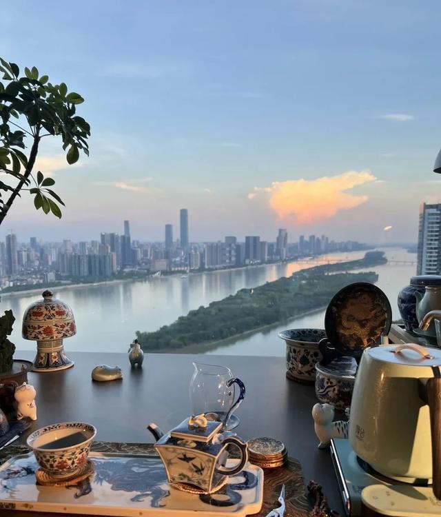 有个阳台，惬意喝茶！