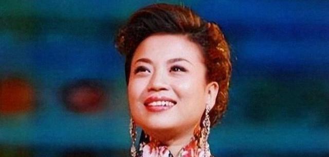 57岁张也，27次春晚传奇与八年深情，回应不婚的尖锐追问
