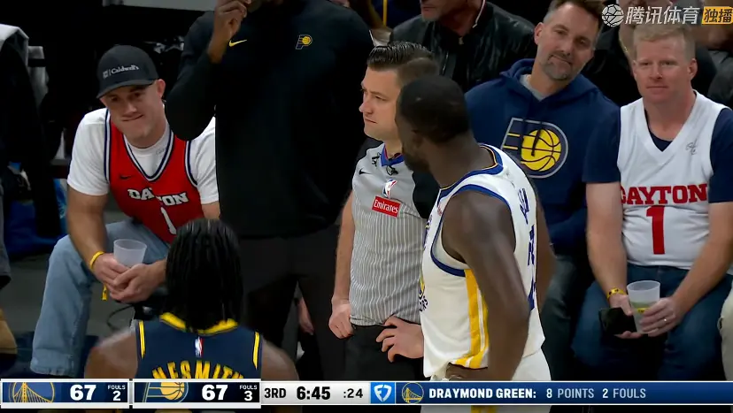 库里难掩失望！巴特勒20+6+7，赛后库里走到场边，一把抱住哈利伯顿