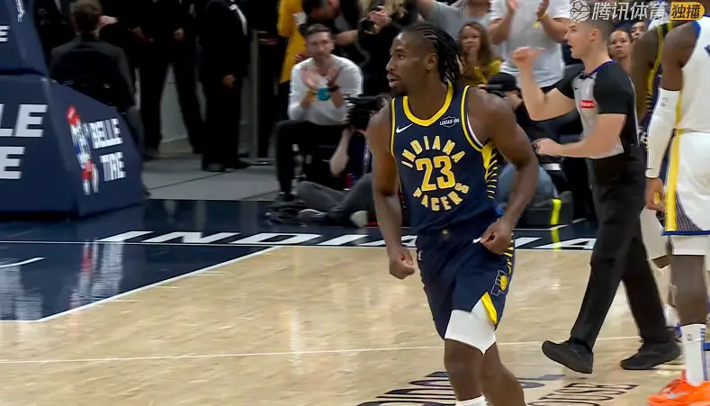 库里难掩失望！巴特勒20+6+7，赛后库里走到场边，一把抱住哈利伯顿