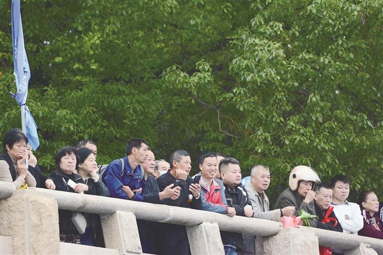 在“山水画廊”中逐浪争先