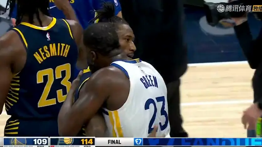 库里难掩失望！巴特勒20+6+7，赛后库里走到场边，一把抱住哈利伯顿