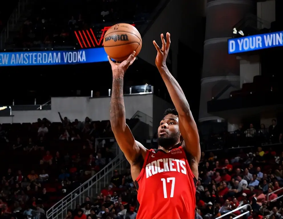 火箭以逸待劳！三巨头合砍59分，小史密斯4记大帽，伊森4记三分球