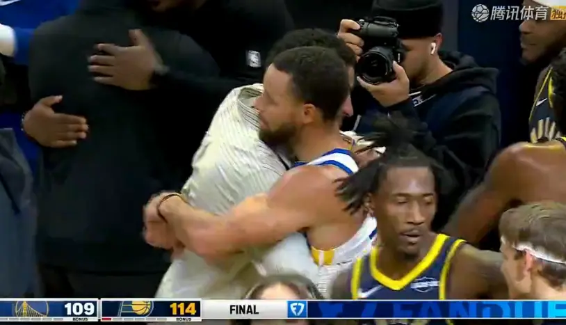 库里难掩失望！巴特勒20+6+7，赛后库里走到场边，一把抱住哈利伯顿