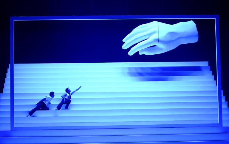 话剧《屏风》：把深邃思考浓缩于白色阶梯之上