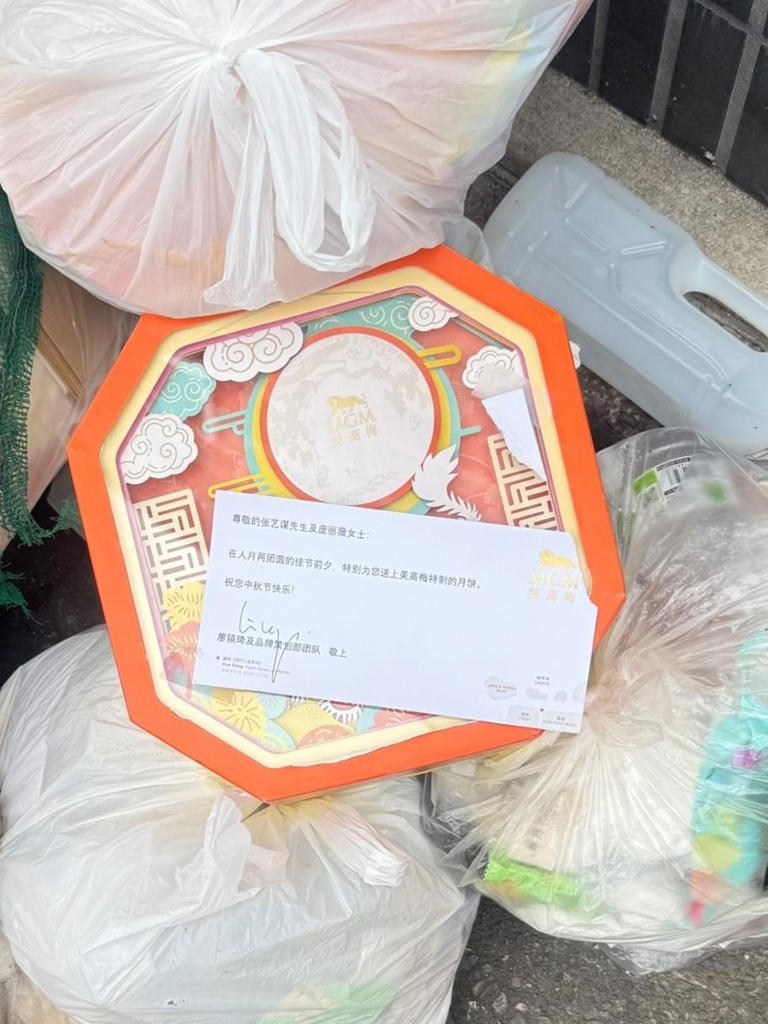 网友爆料：倒垃圾发现了张艺谋的月饼盒