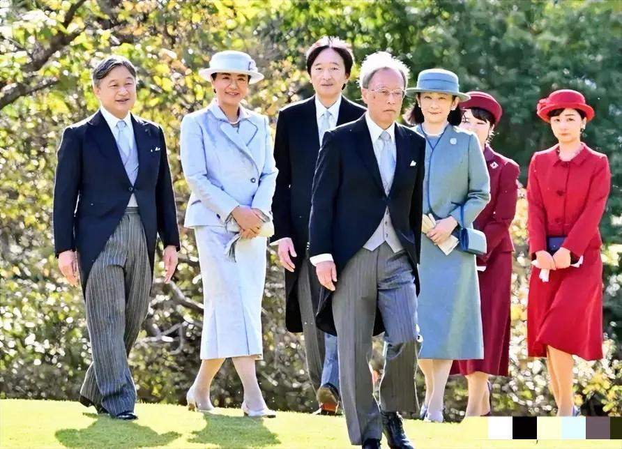 日本王室举行秋季园游会，爱子公主与佳子公主身穿红色套裙优雅清新，被称姐妹套装，颜值引热议