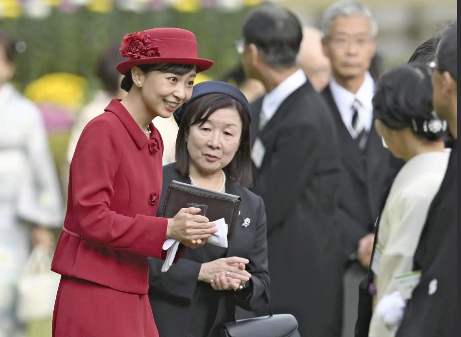 日本王室举行秋季园游会，爱子公主与佳子公主身穿红色套裙优雅清新，被称姐妹套装，颜值引热议