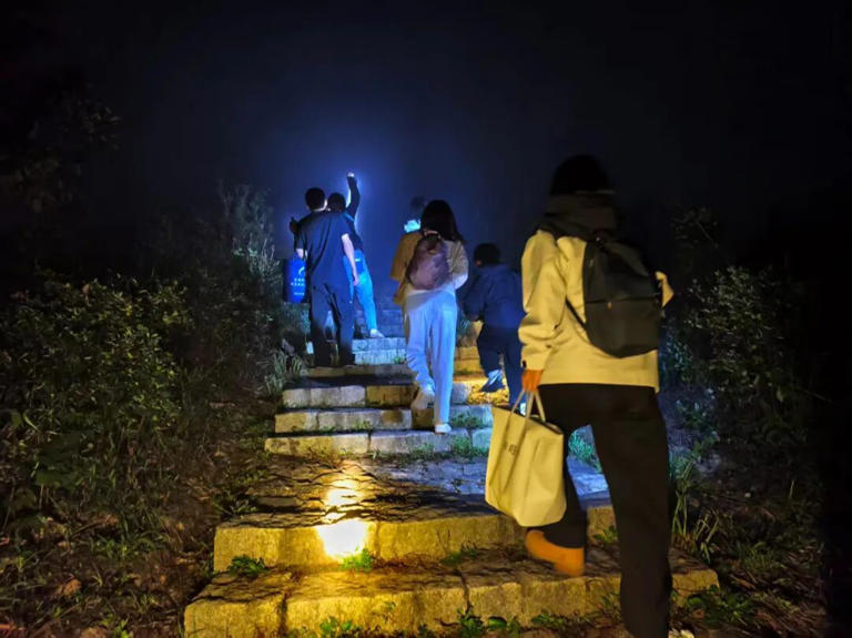 凌晨3点，杭州一地全是人！有人半夜从上海、江苏赶来！有老板被迫4点营业