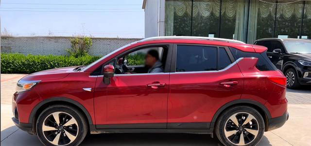 四块砖头困车：前驱车没有能通过的，这是什么原理？