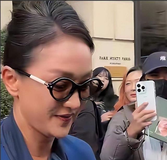 中年周迅头发花白，瘪嘴模样一脸老态认不出，无儿女成最大遗憾