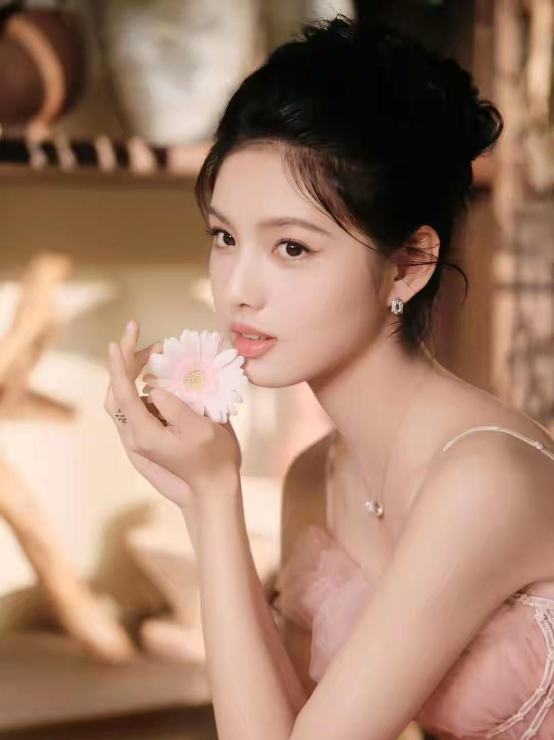 00后小花艾米 17岁穿粉裙艳压全场，网友：这才是真·甜美天花板！