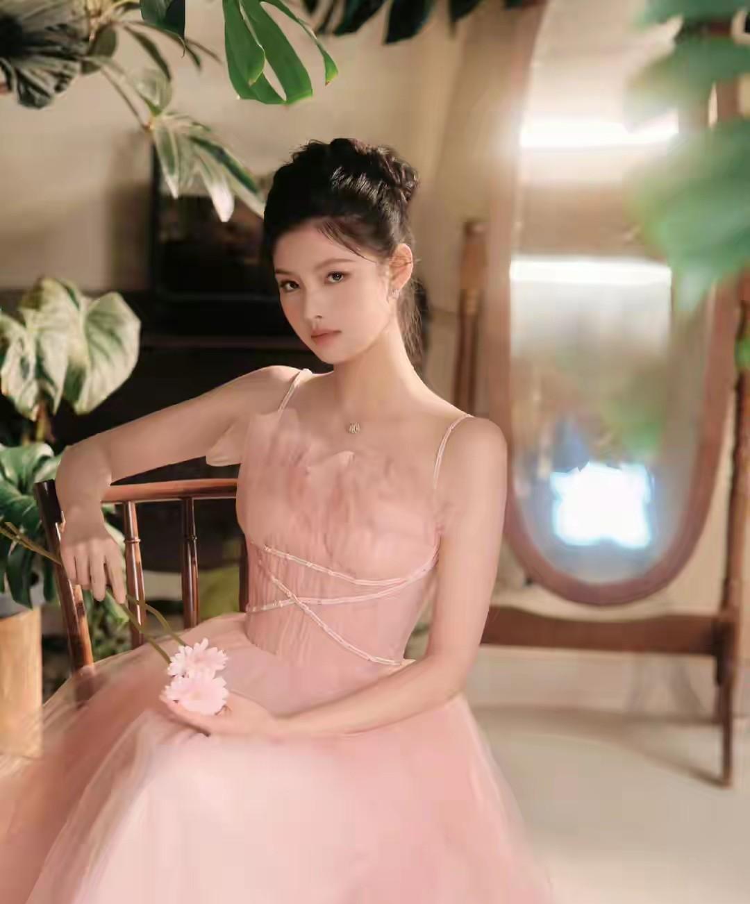 00后小花艾米 17岁穿粉裙艳压全场，网友：这才是真·甜美天花板！