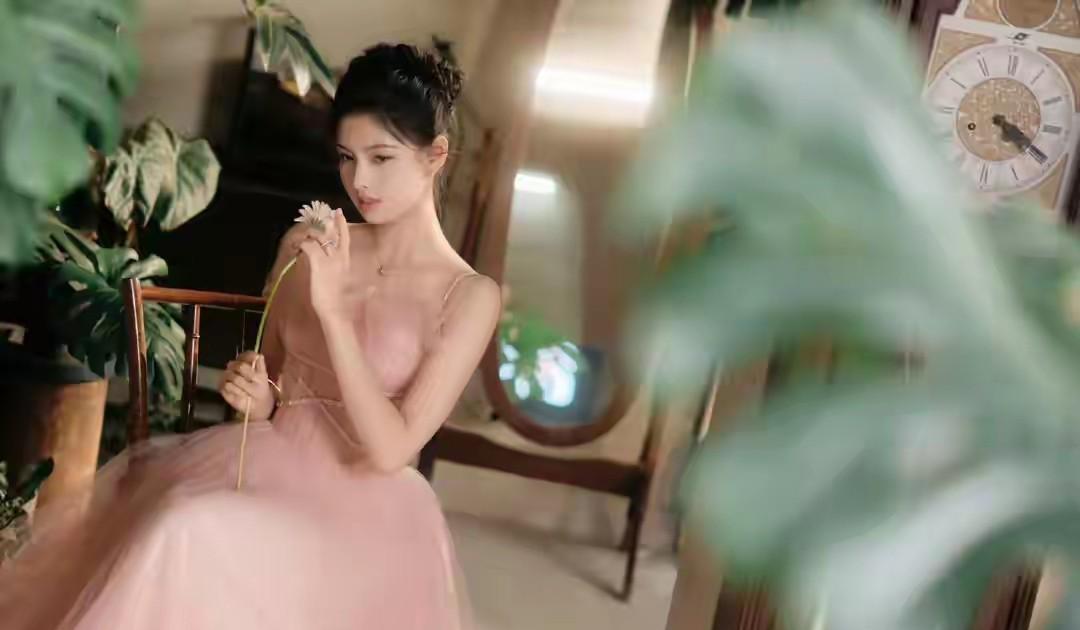 00后小花艾米 17岁穿粉裙艳压全场，网友：这才是真·甜美天花板！