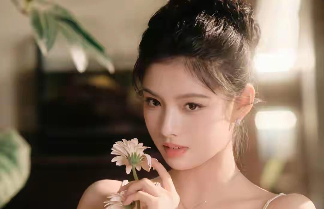 00后小花艾米 17岁穿粉裙艳压全场，网友：这才是真·甜美天花板！