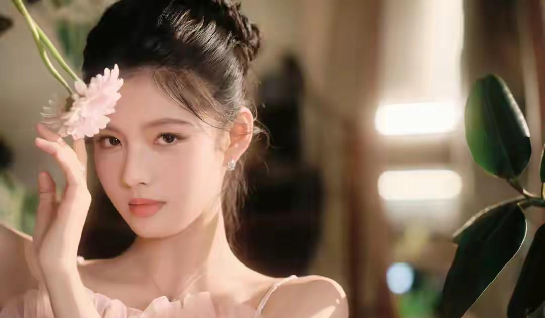 00后小花艾米 17岁穿粉裙艳压全场，网友：这才是真·甜美天花板！