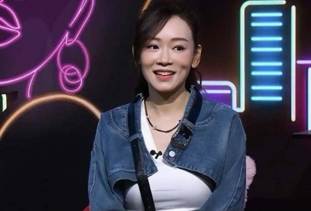 TVB前港姐冠军直播带货成绩突出，被曝月收入超200万，曾未婚生女