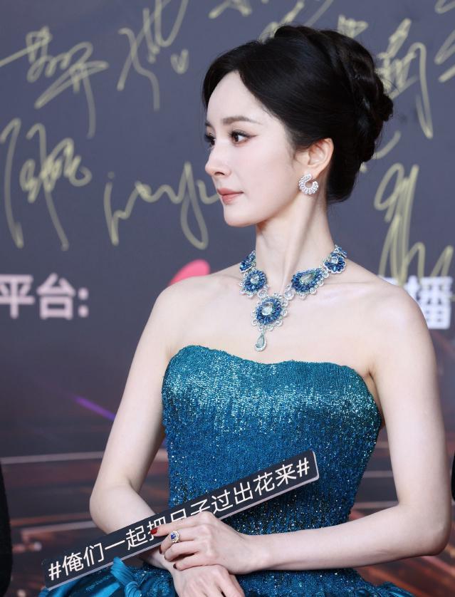 微博视界大会红毯：白鹿发箍太抢戏，关晓彤又选错衣服，杨幂压轴