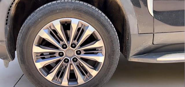 四块砖头困车：前驱车没有能通过的，这是什么原理？