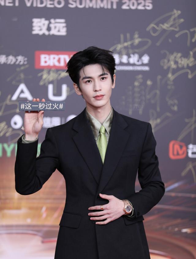 微博视界大会红毯：白鹿发箍太抢戏，关晓彤又选错衣服，杨幂压轴