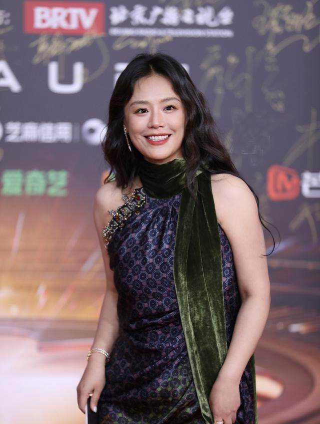 微博视界大会红毯：白鹿发箍太抢戏，关晓彤又选错衣服，杨幂压轴