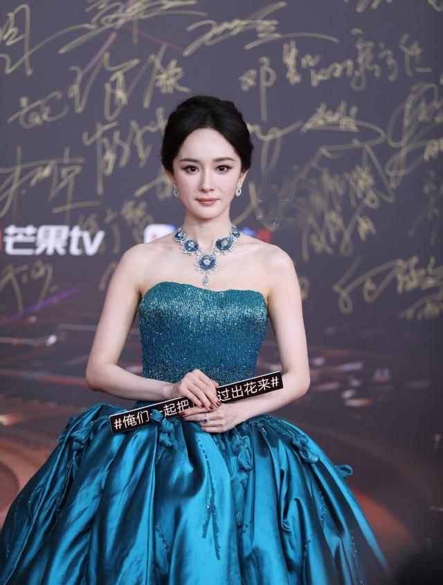 微博视界大会红毯：白鹿发箍太抢戏，关晓彤又选错衣服，杨幂压轴