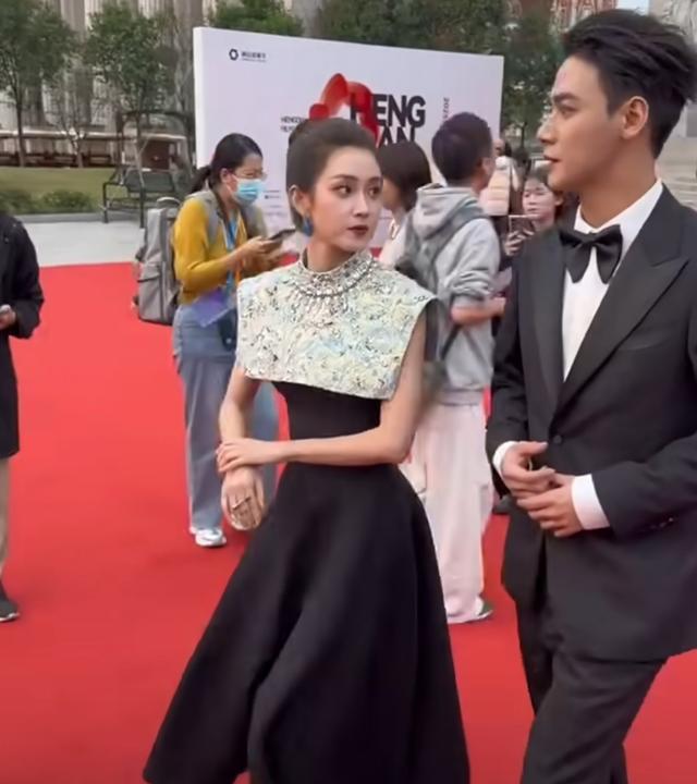 郭宇欣的“三穿裙”：一件衣服的生命力，比数量更动人