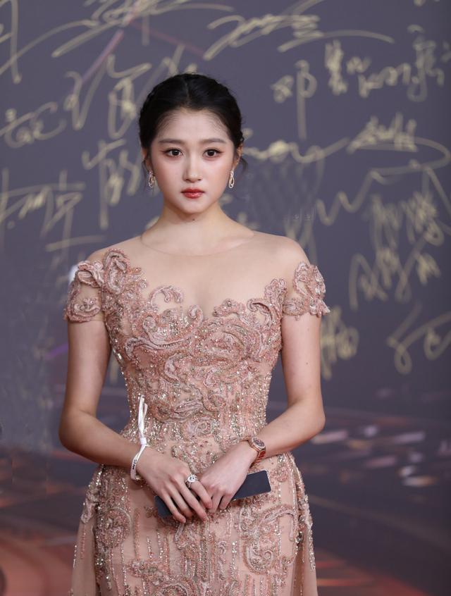 微博视界大会红毯：白鹿发箍太抢戏，关晓彤又选错衣服，杨幂压轴