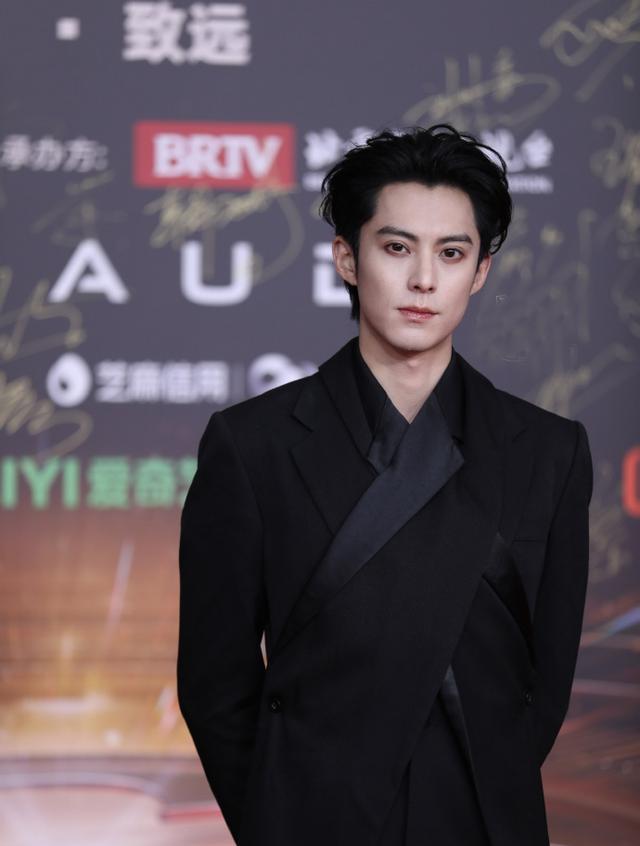 微博视界大会红毯：白鹿发箍太抢戏，关晓彤又选错衣服，杨幂压轴