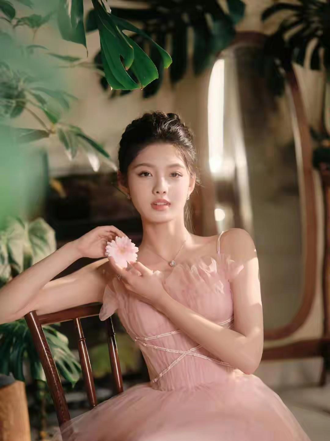 00后小花艾米 17岁穿粉裙艳压全场，网友：这才是真·甜美天花板！