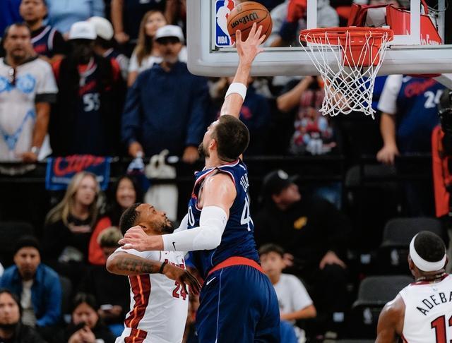 对飙战！快船轰19-4攻势反超：哈登17+6梦回巅峰，小卡轰17分