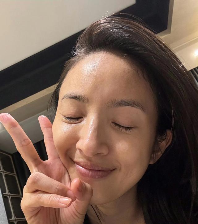 林依晨与爱女一起庆生，43岁林依晨素颜出镜，她肤色暗沉但好幸福