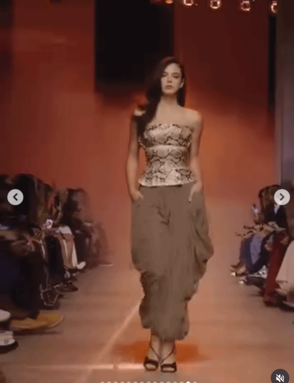 21岁戴娃：遗传母亲莫妮卡的盛世美颜，比“裘花”的女儿漂亮多了