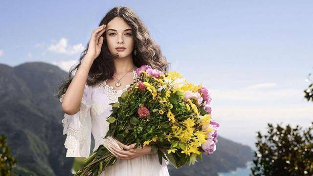 21岁戴娃：遗传母亲莫妮卡的盛世美颜，比“裘花”的女儿漂亮多了