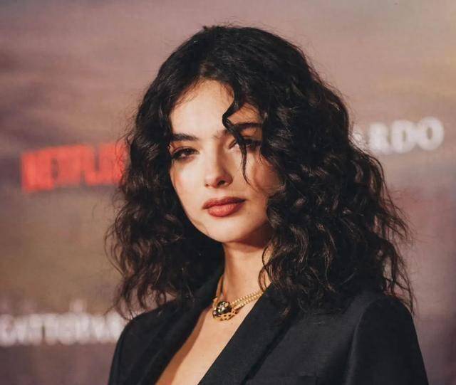 21岁戴娃：遗传母亲莫妮卡的盛世美颜，比“裘花”的女儿漂亮多了