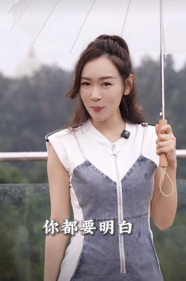 TVB前港姐冠军杨思琦近年的演艺事业发展的越来越好，虽然影视作品不多，但是在直播领域却混得风生水起，据说她一场直播下来差不多净收入二十万左右，之前还一度做到了两百万的销售成绩，这实力真的让人佩服。  近日，杨思琦难得不用工作，她抽出时间来