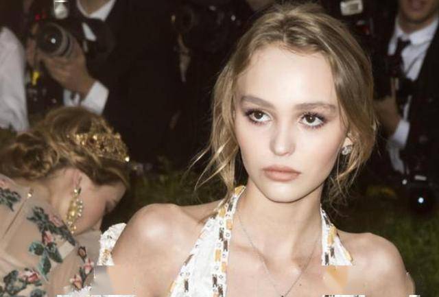 21岁戴娃：遗传母亲莫妮卡的盛世美颜，比“裘花”的女儿漂亮多了