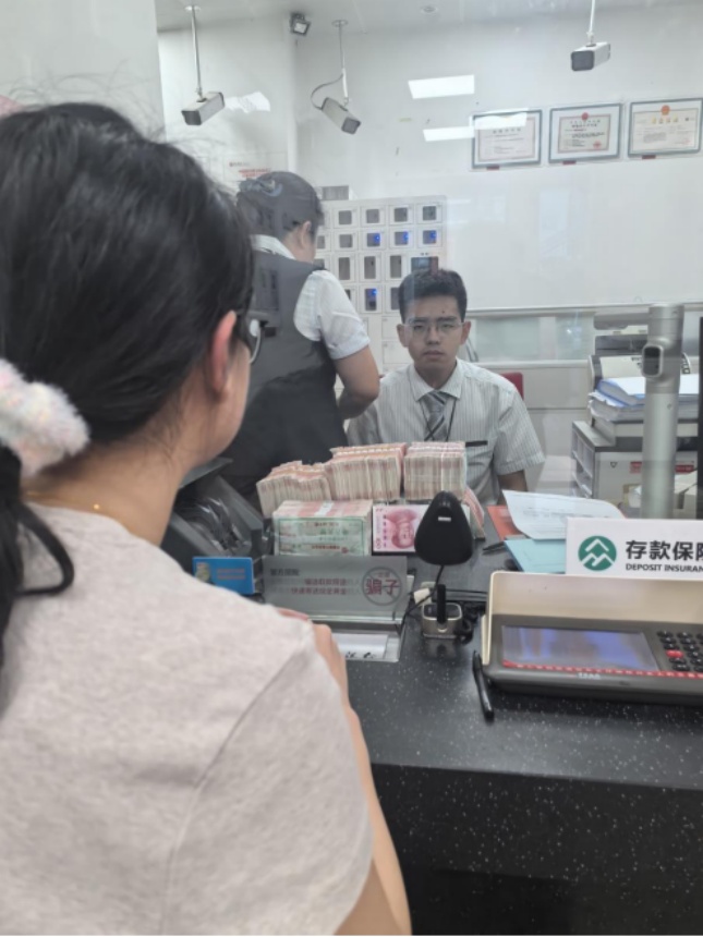 留学生突然回国，直奔银行取现金百万“购名表”？民警4小时劝阻揭穿骗局