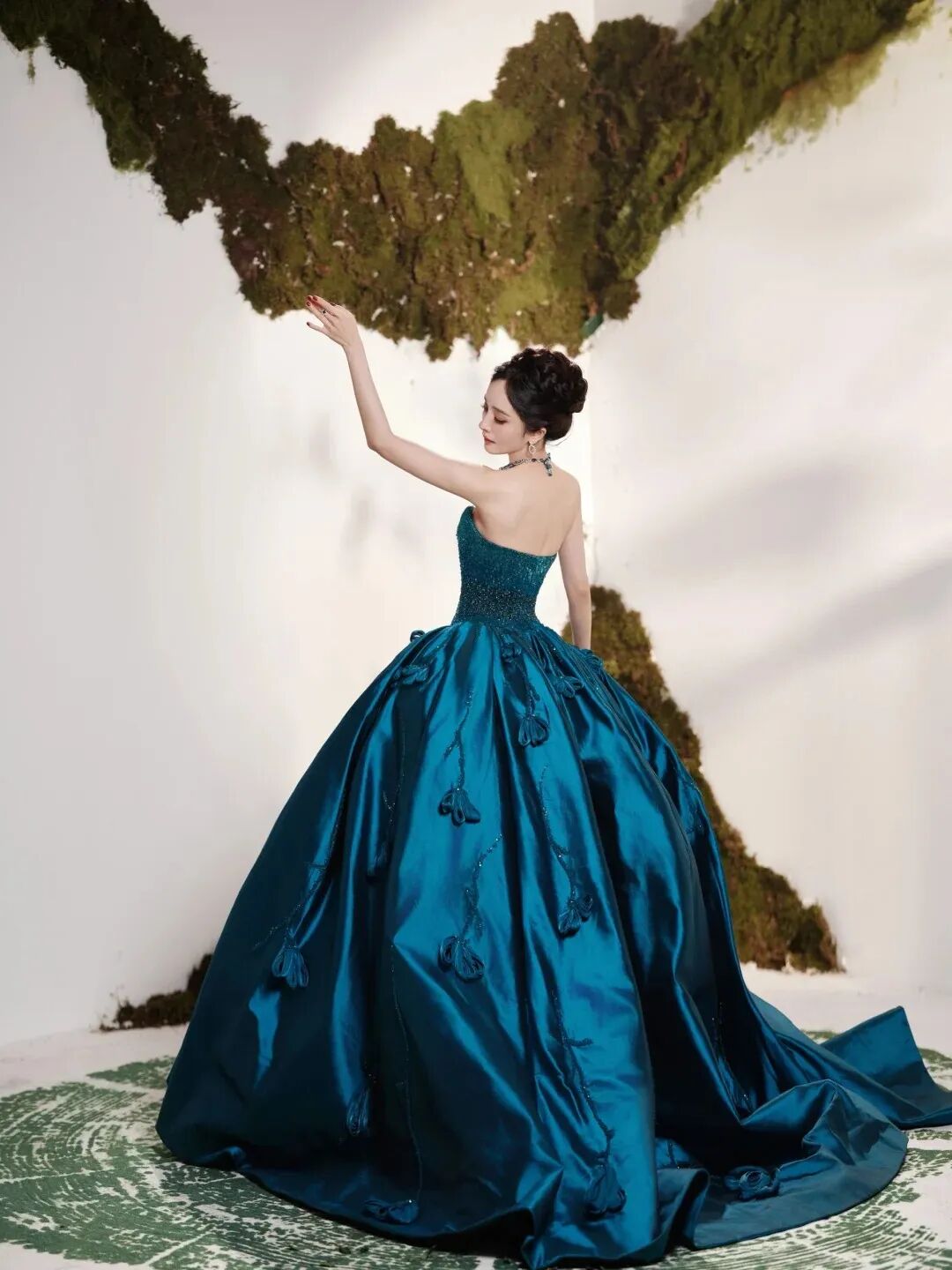 杨幂这身蓝色抹胸大摆裙太靓了，明艳大气又华贵，像极了高贵的孔雀女王