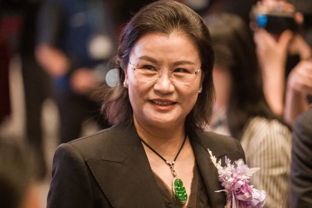 身家1100亿，&ldquo;玻璃女王&rdquo;冲向AI硬件 来源 财经天下WEEKLY&nbsp;  随着iPhone 17的热卖，蓝思科技站上了风口。今年前三季度，它实现了536.63亿元的营收，创下历史新高。公司创始人、&ldquo;玻璃女王&rdquo;周群飞也拿下了1100亿元身家