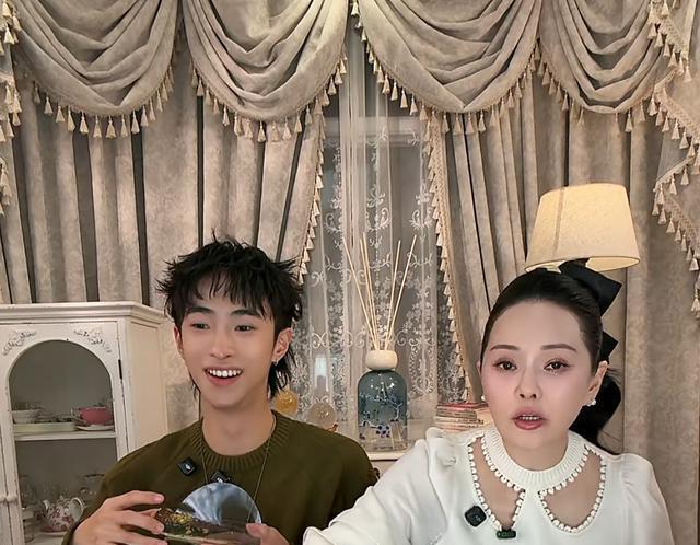 伊能静的儿子是纽约大学导演系毕业的，现在也开始跟妈妈搞直播了