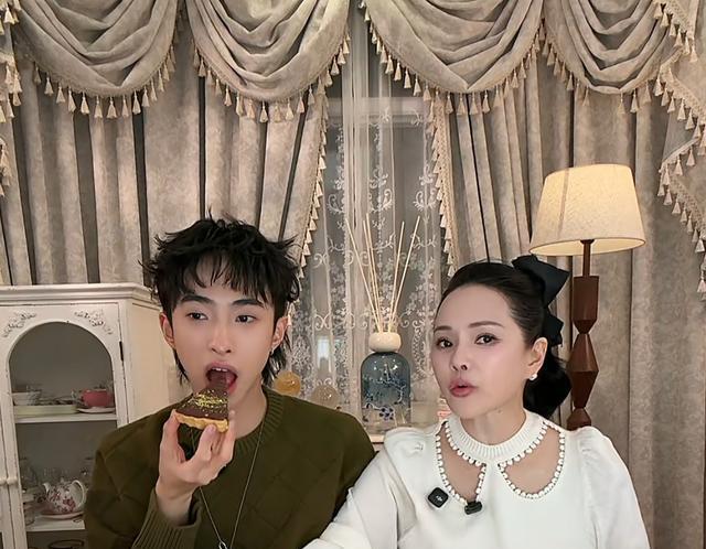 伊能静的儿子是纽约大学导演系毕业的，现在也开始跟妈妈搞直播了