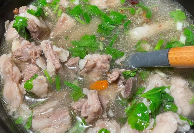 熬羊汤，切忌不能放太多料，这3种料就足够，肉嫩汤鲜没膻味